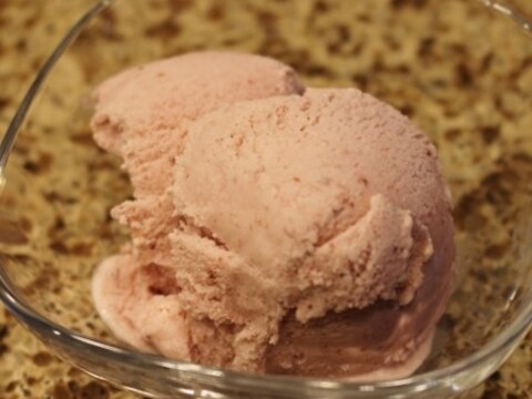 アイスクリームメーカーでストロベリーアイスクリーム